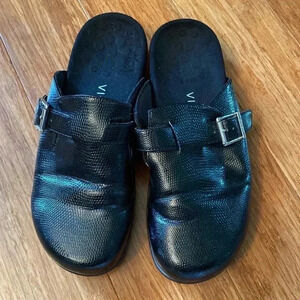 Vionic black slip on clogs - size 7 - shiny black with buckle